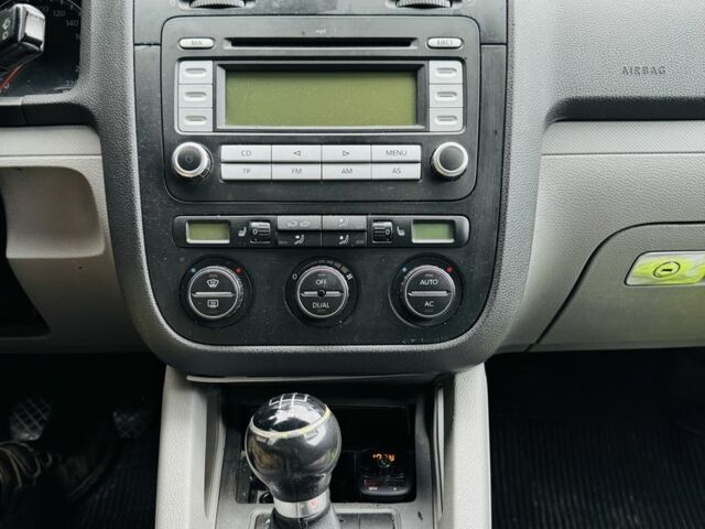 Серый Фольксваген Гольф, объемом двигателя 1.4 л и пробегом 326 тыс. км за 2150 $, фото 3 на Automoto.ua