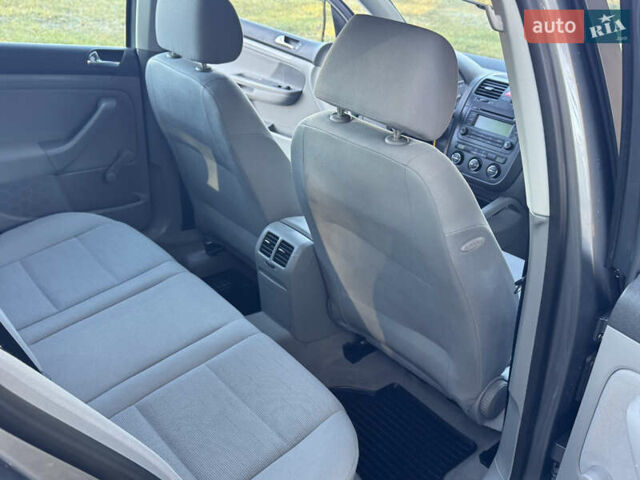 Серый Фольксваген Гольф, объемом двигателя 1.6 л и пробегом 225 тыс. км за 5500 $, фото 15 на Automoto.ua