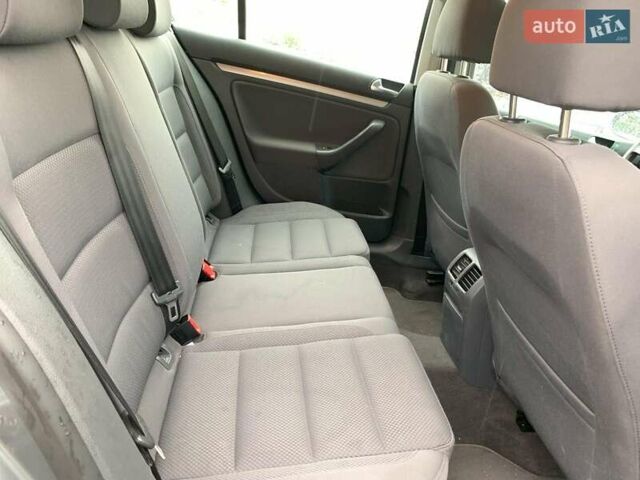 Сірий Фольксваген Гольф, об'ємом двигуна 2 л та пробігом 185 тис. км за 5990 $, фото 27 на Automoto.ua