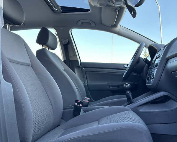 Серый Фольксваген Гольф, объемом двигателя 1.4 л и пробегом 202 тыс. км за 5600 $, фото 75 на Automoto.ua