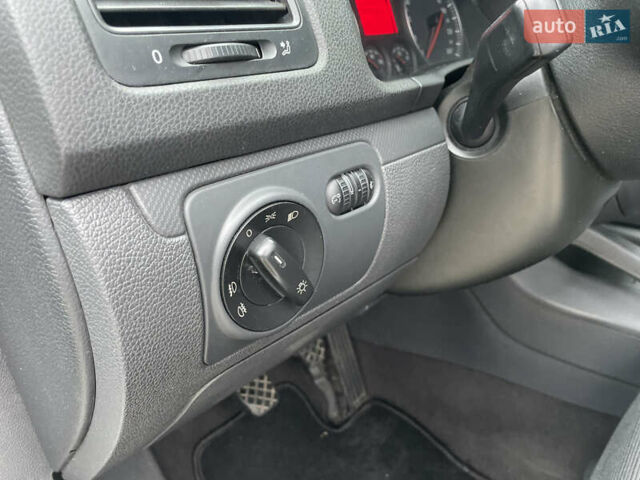 Серый Фольксваген Гольф, объемом двигателя 1.6 л и пробегом 220 тыс. км за 5850 $, фото 14 на Automoto.ua