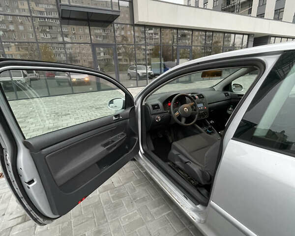 Сірий Фольксваген Гольф, об'ємом двигуна 1.39 л та пробігом 312 тис. км за 5000 $, фото 4 на Automoto.ua