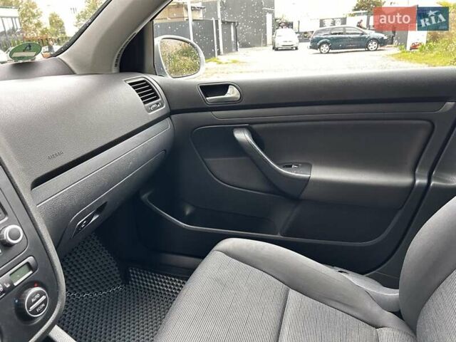 Серый Фольксваген Гольф, объемом двигателя 1.6 л и пробегом 221 тыс. км за 4200 $, фото 21 на Automoto.ua