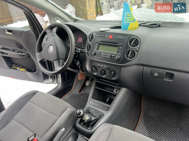 Серый Фольксваген Гольф, объемом двигателя 1.6 л и пробегом 230 тыс. км за 3999 $, фото 7 на Automoto.ua