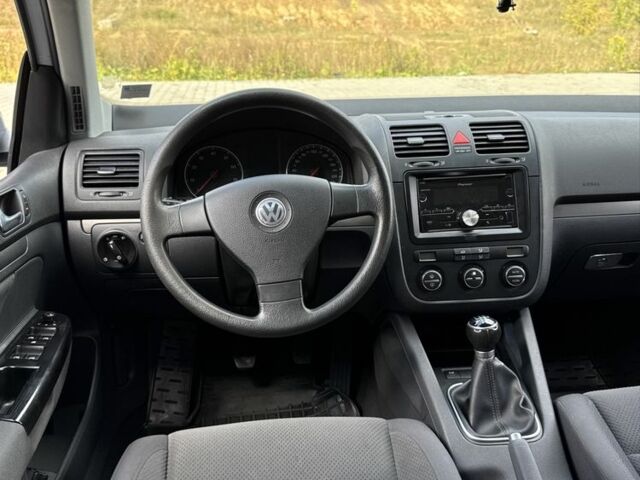 Серый Фольксваген Гольф, объемом двигателя 1.6 л и пробегом 225 тыс. км за 5600 $, фото 13 на Automoto.ua