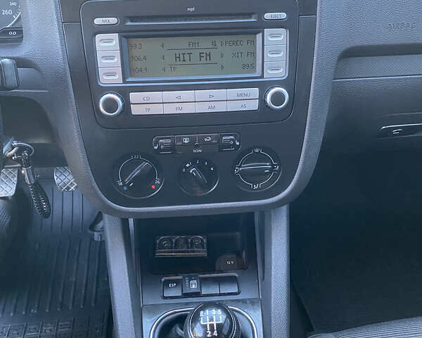 Фольксваген Гольф 2005 у Ямпіль на Automoto.ua Сірий Фольксваген Гольф, об'ємом двигуна 1.6 л та пробігом 266 тис. км за 5750 $, фото 25 на Automoto.ua