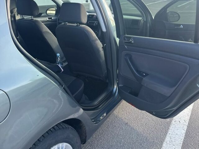 Серый Фольксваген Гольф, объемом двигателя 1.6 л и пробегом 265 тыс. км за 5500 $, фото 6 на Automoto.ua