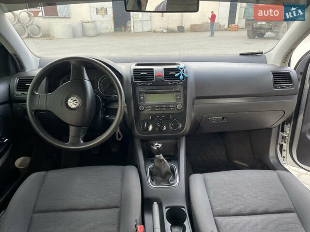 Серый Фольксваген Гольф, объемом двигателя 1.6 л и пробегом 298 тыс. км за 4900 $, фото 14 на Automoto.ua