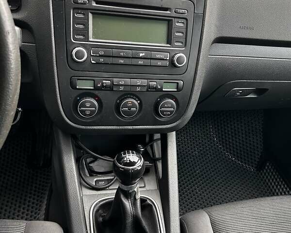 Серый Фольксваген Гольф, объемом двигателя 1.6 л и пробегом 221 тыс. км за 4200 $, фото 18 на Automoto.ua