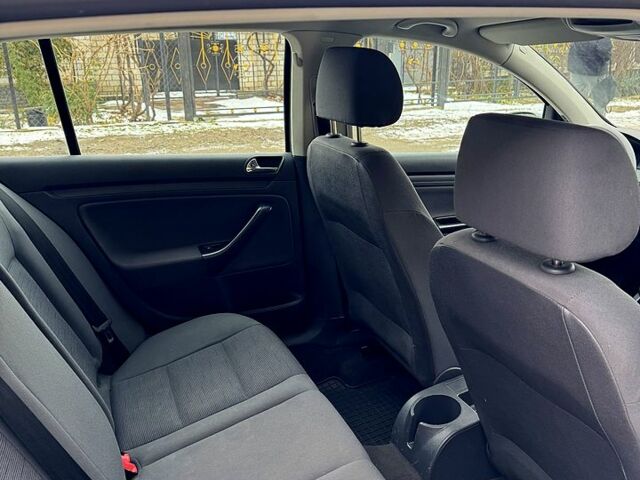 Серый Фольксваген Гольф, объемом двигателя 1.6 л и пробегом 211 тыс. км за 5600 $, фото 11 на Automoto.ua