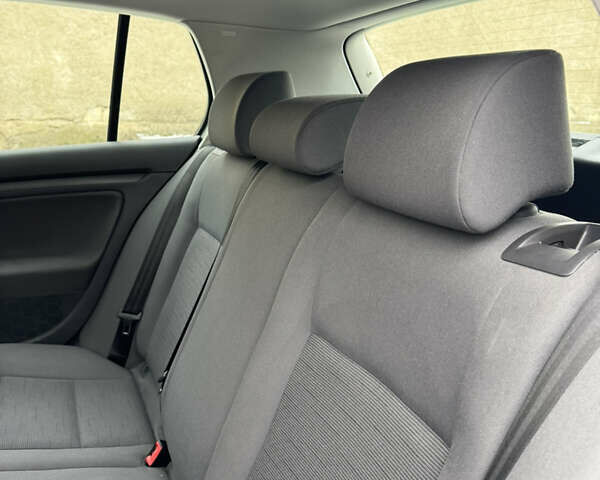 Серый Фольксваген Гольф, объемом двигателя 1.6 л и пробегом 211 тыс. км за 5600 $, фото 11 на Automoto.ua