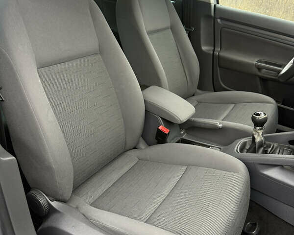 Серый Фольксваген Гольф, объемом двигателя 1.6 л и пробегом 218 тыс. км за 5950 $, фото 24 на Automoto.ua