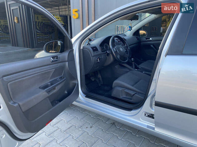 Фольксваген Гольф 2005 у Ямпіль на Automoto.ua Сірий Фольксваген Гольф, об'ємом двигуна 1.6 л та пробігом 266 тис. км за 5750 $, фото 12 на Automoto.ua