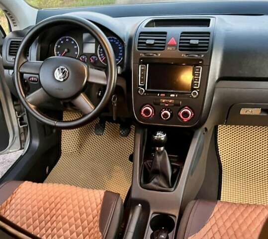 Серый Фольксваген Гольф, объемом двигателя 1.6 л и пробегом 285 тыс. км за 5900 $, фото 4 на Automoto.ua