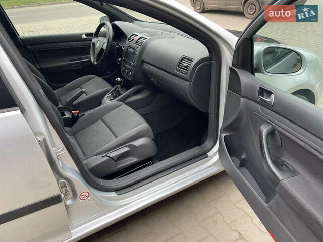 Серый Фольксваген Гольф, объемом двигателя 1.6 л и пробегом 220 тыс. км за 5850 $, фото 7 на Automoto.ua