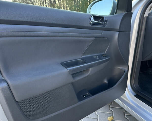 Серый Фольксваген Гольф, объемом двигателя 1.4 л и пробегом 202 тыс. км за 5600 $, фото 44 на Automoto.ua