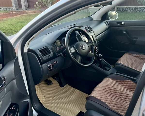 Серый Фольксваген Гольф, объемом двигателя 1.6 л и пробегом 285 тыс. км за 5900 $, фото 1 на Automoto.ua