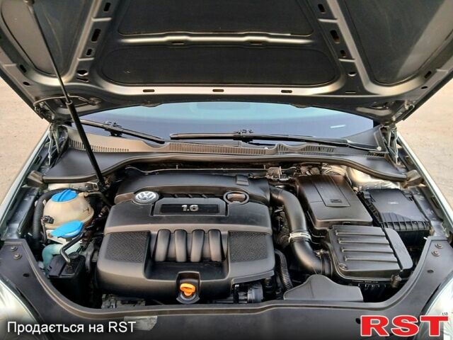 Серый Фольксваген Гольф, объемом двигателя 1.6 л и пробегом 189 тыс. км за 6100 $, фото 4 на Automoto.ua