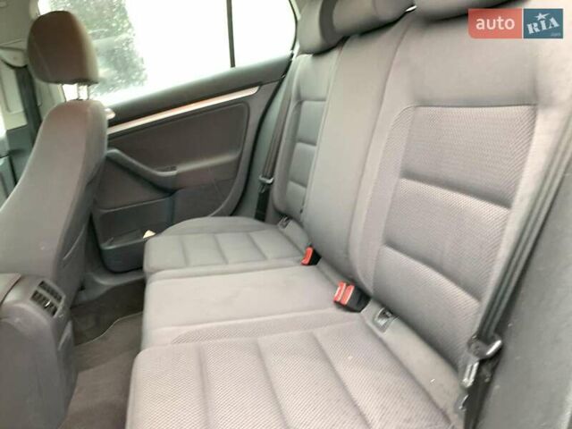 Сірий Фольксваген Гольф, об'ємом двигуна 2 л та пробігом 185 тис. км за 5990 $, фото 26 на Automoto.ua