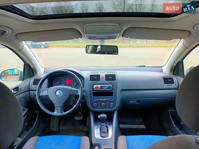 Серый Фольксваген Гольф, объемом двигателя 1.6 л и пробегом 300 тыс. км за 5500 $, фото 1 на Automoto.ua
