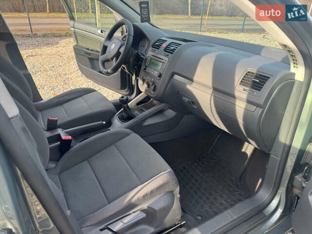 Серый Фольксваген Гольф, объемом двигателя 1.6 л и пробегом 180 тыс. км за 5900 $, фото 26 на Automoto.ua