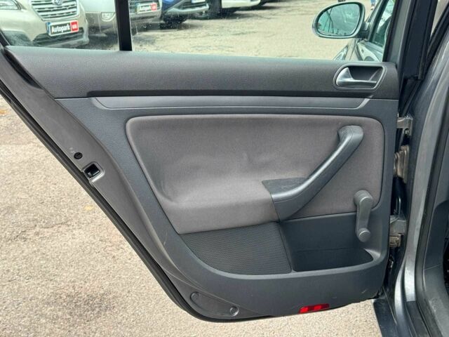 Серый Фольксваген Гольф, объемом двигателя 1.4 л и пробегом 271 тыс. км за 5090 $, фото 16 на Automoto.ua