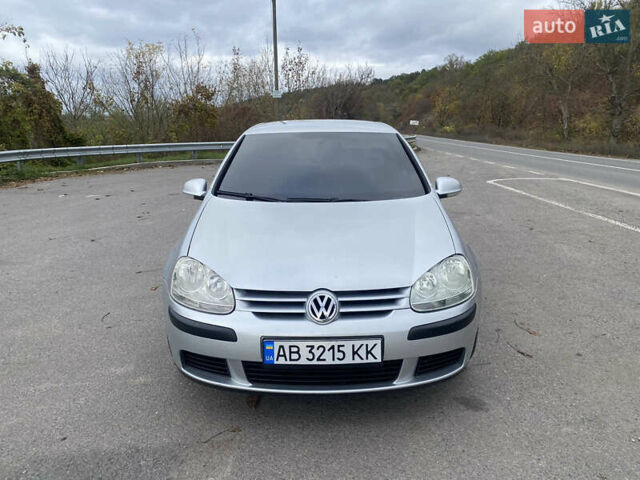 Фольксваген Гольф 2005 у Ямпіль на Automoto.ua Сірий Фольксваген Гольф, об'ємом двигуна 1.6 л та пробігом 266 тис. км за 5750 $, фото 1 на Automoto.ua