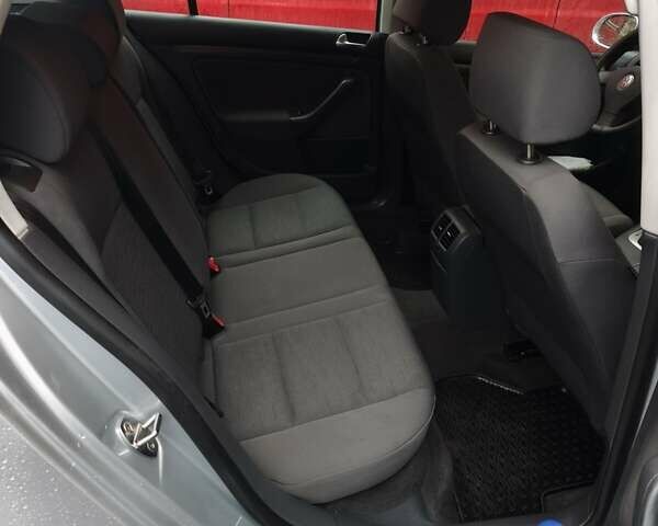 Сірий Фольксваген Гольф, об'ємом двигуна 1.6 л та пробігом 246 тис. км за 6400 $, фото 16 на Automoto.ua