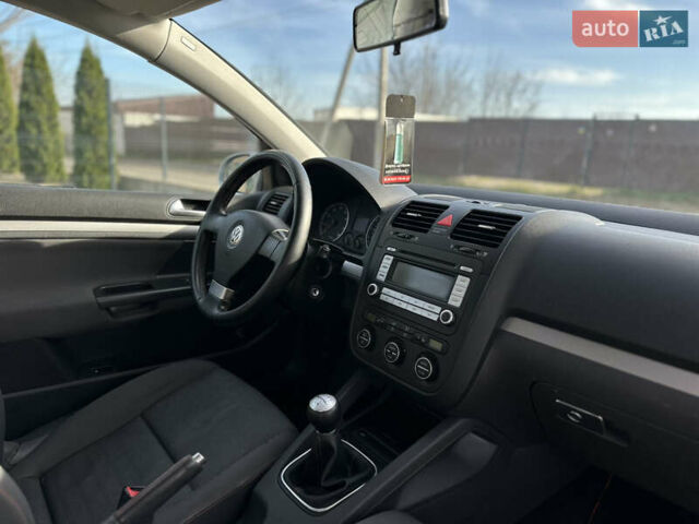 Серый Фольксваген Гольф, объемом двигателя 1.6 л и пробегом 235 тыс. км за 5100 $, фото 33 на Automoto.ua