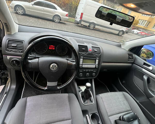 Серый Фольксваген Гольф, объемом двигателя 1.6 л и пробегом 220 тыс. км за 6300 $, фото 13 на Automoto.ua