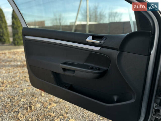 Серый Фольксваген Гольф, объемом двигателя 1.6 л и пробегом 235 тыс. км за 5100 $, фото 23 на Automoto.ua