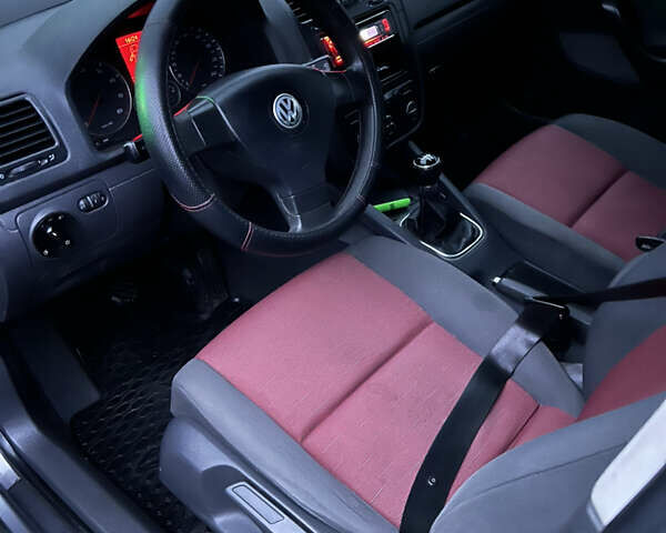 Сірий Фольксваген Гольф, об'ємом двигуна 1.6 л та пробігом 226 тис. км за 5499 $, фото 8 на Automoto.ua