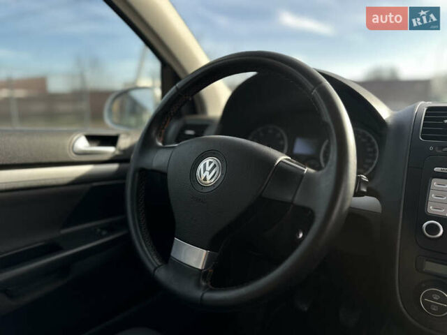Серый Фольксваген Гольф, объемом двигателя 1.6 л и пробегом 235 тыс. км за 5100 $, фото 39 на Automoto.ua