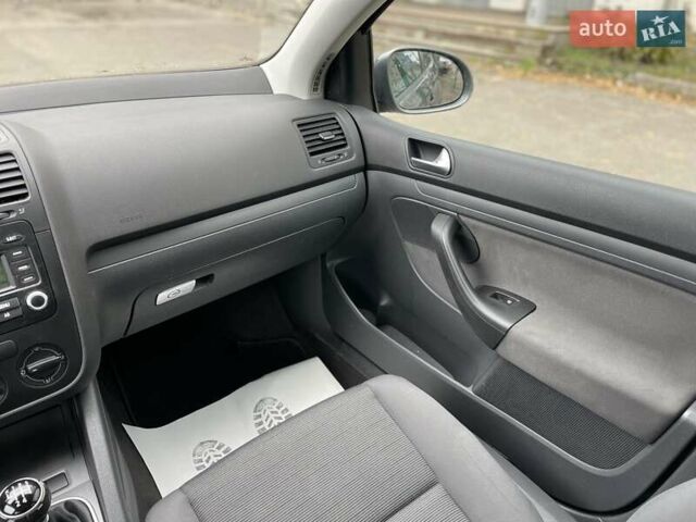 Серый Фольксваген Гольф, объемом двигателя 1.6 л и пробегом 262 тыс. км за 6950 $, фото 49 на Automoto.ua