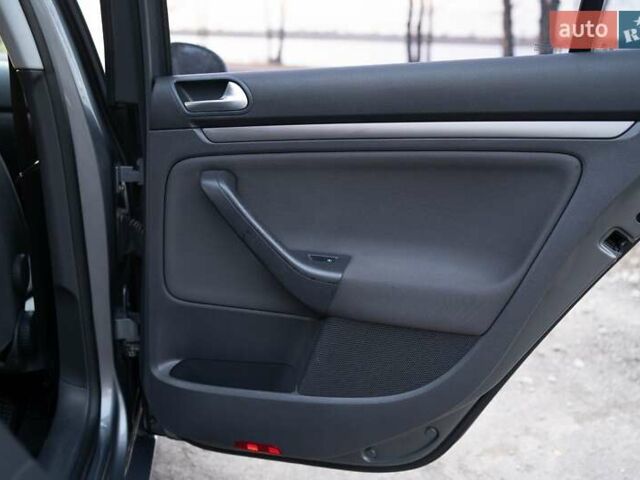 Серый Фольксваген Гольф, объемом двигателя 1.6 л и пробегом 240 тыс. км за 5700 $, фото 12 на Automoto.ua