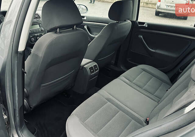 Серый Фольксваген Гольф, объемом двигателя 1.6 л и пробегом 185 тыс. км за 6500 $, фото 12 на Automoto.ua