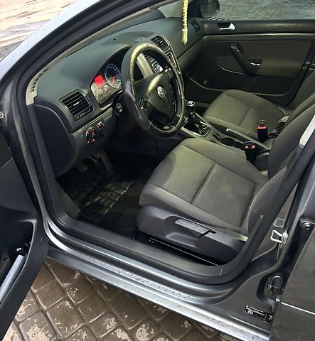 Серый Фольксваген Гольф, объемом двигателя 1.6 л и пробегом 220 тыс. км за 5900 $, фото 6 на Automoto.ua