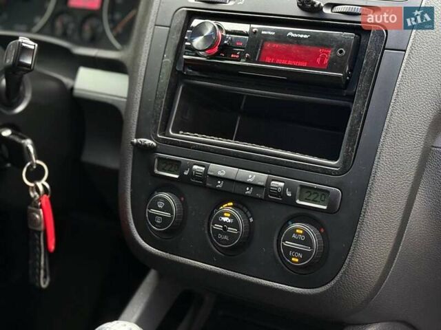 Сірий Фольксваген Гольф, об'ємом двигуна 1.4 л та пробігом 227 тис. км за 4500 $, фото 24 на Automoto.ua