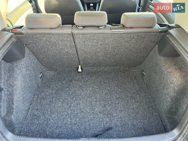 Серый Фольксваген Гольф, объемом двигателя 1.6 л и пробегом 216 тыс. км за 5900 $, фото 21 на Automoto.ua