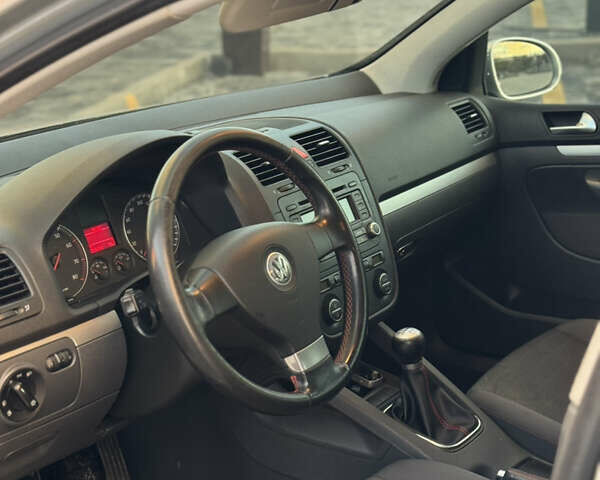 Серый Фольксваген Гольф, объемом двигателя 1.4 л и пробегом 289 тыс. км за 5000 $, фото 6 на Automoto.ua