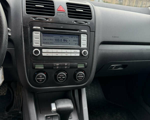 Серый Фольксваген Гольф, объемом двигателя 1.6 л и пробегом 247 тыс. км за 6800 $, фото 11 на Automoto.ua