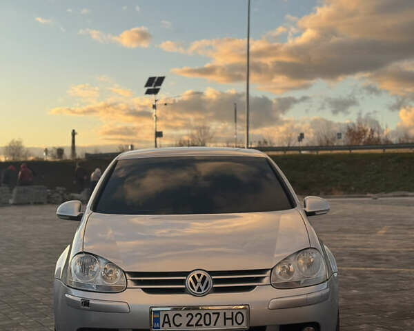 Серый Фольксваген Гольф, объемом двигателя 1.4 л и пробегом 289 тыс. км за 5000 $, фото 1 на Automoto.ua