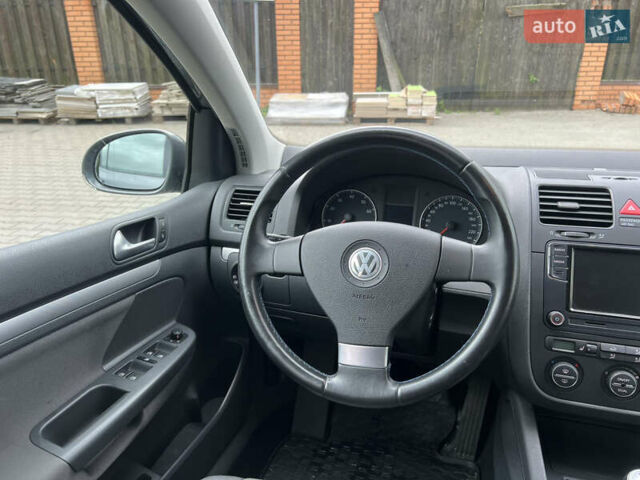 Серый Фольксваген Гольф, объемом двигателя 1.6 л и пробегом 245 тыс. км за 5600 $, фото 8 на Automoto.ua