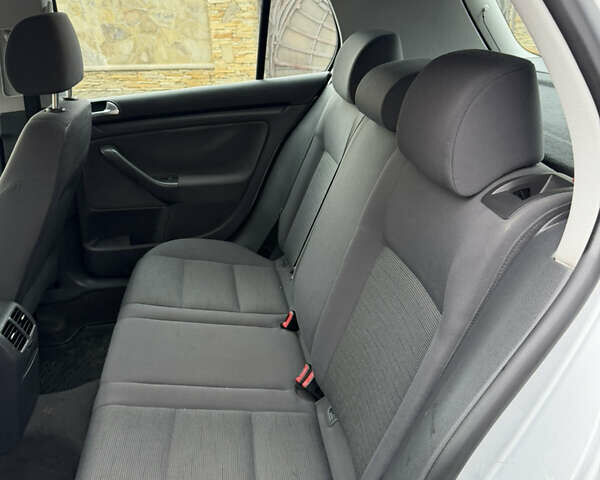 Серый Фольксваген Гольф, объемом двигателя 1.6 л и пробегом 247 тыс. км за 6800 $, фото 13 на Automoto.ua