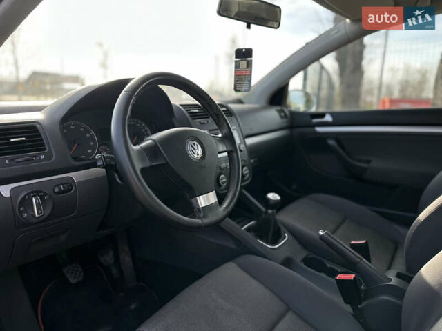 Серый Фольксваген Гольф, объемом двигателя 1.6 л и пробегом 235 тыс. км за 5100 $, фото 19 на Automoto.ua