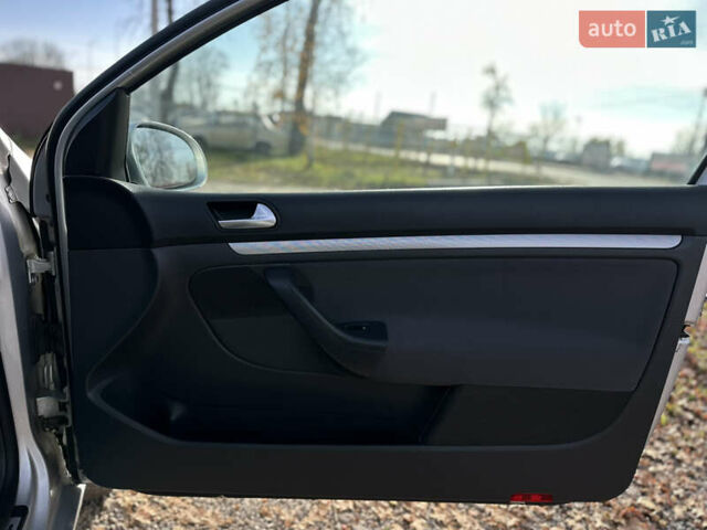 Серый Фольксваген Гольф, объемом двигателя 1.6 л и пробегом 235 тыс. км за 5100 $, фото 32 на Automoto.ua