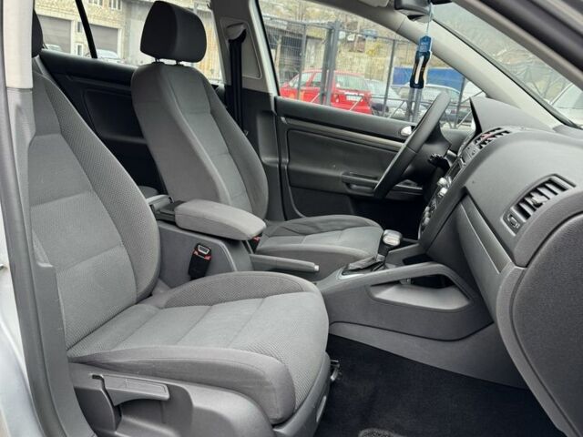 Серый Фольксваген Гольф, объемом двигателя 1.6 л и пробегом 240 тыс. км за 6950 $, фото 5 на Automoto.ua