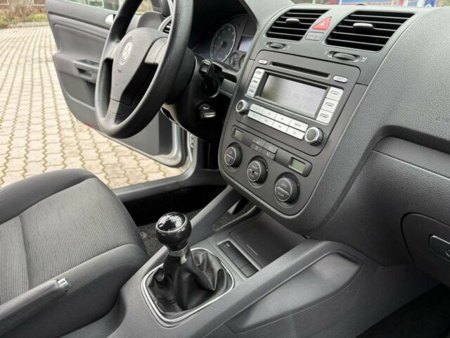 Серый Фольксваген Гольф, объемом двигателя 1.4 л и пробегом 195 тыс. км за 5600 $, фото 4 на Automoto.ua