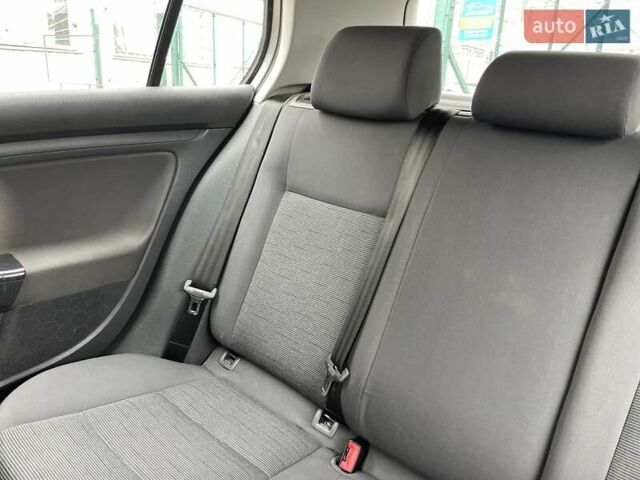 Серый Фольксваген Гольф, объемом двигателя 1.6 л и пробегом 262 тыс. км за 6950 $, фото 44 на Automoto.ua