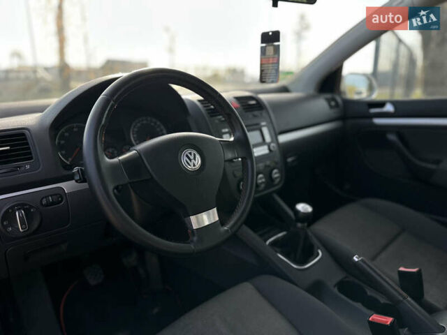 Серый Фольксваген Гольф, объемом двигателя 1.6 л и пробегом 235 тыс. км за 5100 $, фото 18 на Automoto.ua